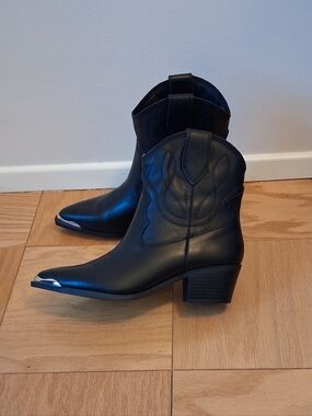 Aldo Black Ankle Boots with Silver Toe Size8  NWT
